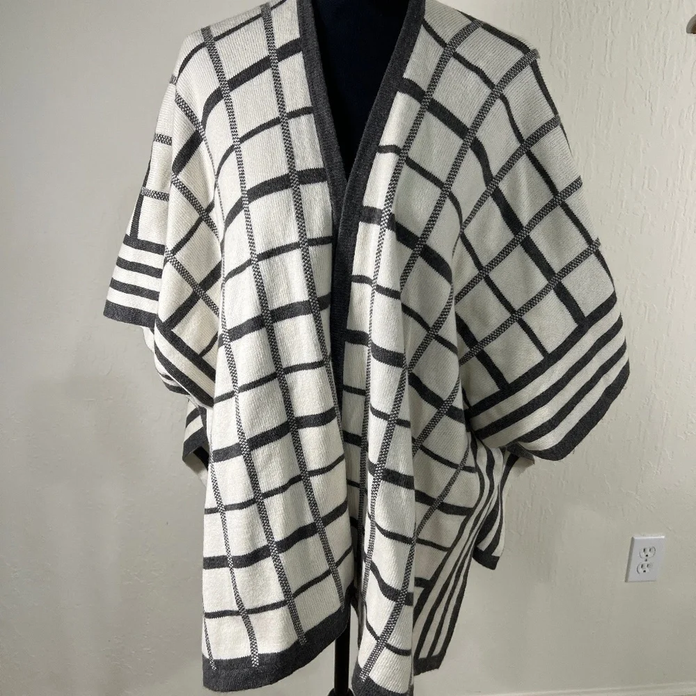 CAbi cream/grey plaid sweater‎ cardigan poncho XS/S